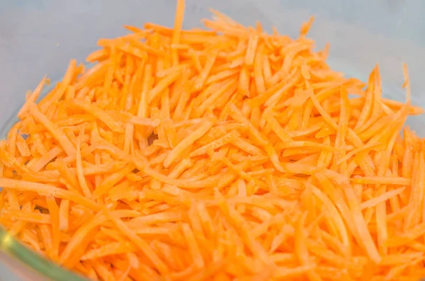 bir cam fincan rendelenmiş havuç