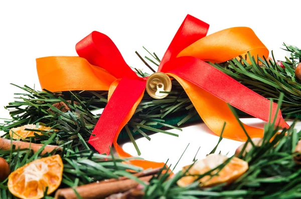 Noel çelenk, üzerinde beyaz izole.