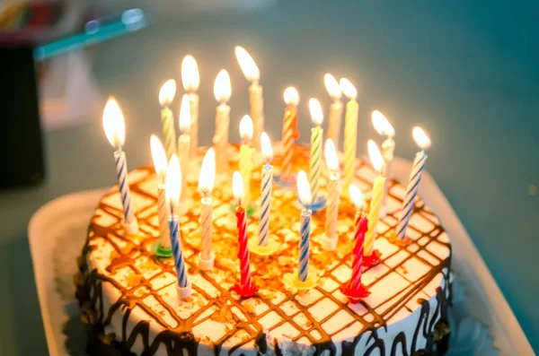 Kaarsen op verjaardagstaart — Stockfoto