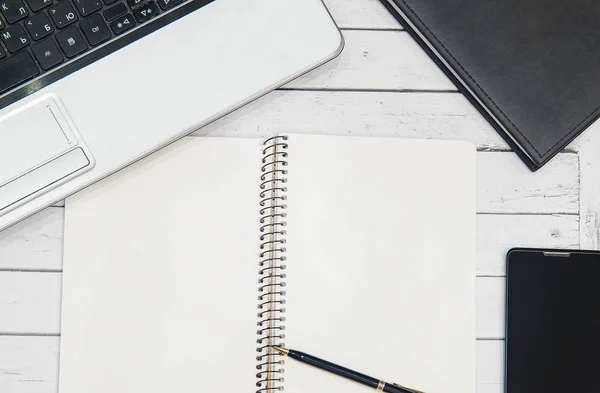 Beyaz ahşap masa ofis araçları