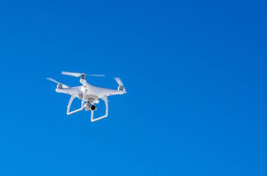 Quadrocopter drone ile takılı dijital fotoğraf makinesi video ve fotoğraf productions için