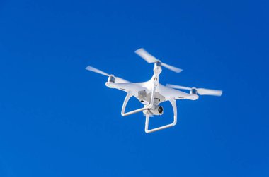 Quadrocopter drone ile takılı dijital fotoğraf makinesi video ve fotoğraf productions için