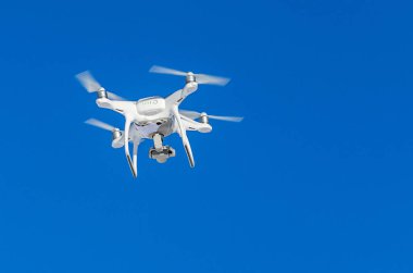 Quadrocopter drone ile takılı dijital fotoğraf makinesi video ve fotoğraf productions için