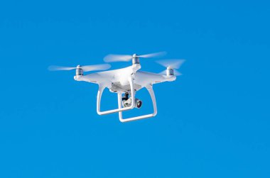 Quadrocopter drone ile takılı dijital fotoğraf makinesi video ve fotoğraf productions için