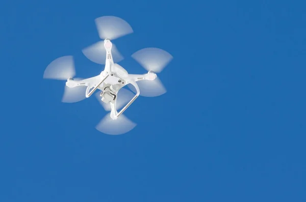 Quadrocopter drone ile takılı dijital fotoğraf makinesi video ve fotoğraf productions için