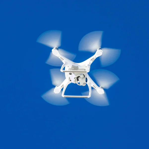 Quadrocopter drone ile takılı dijital fotoğraf makinesi video ve fotoğraf productions için