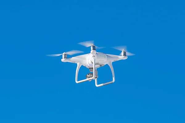 Quadrocopter drone ile takılı dijital fotoğraf makinesi video ve fotoğraf productions için