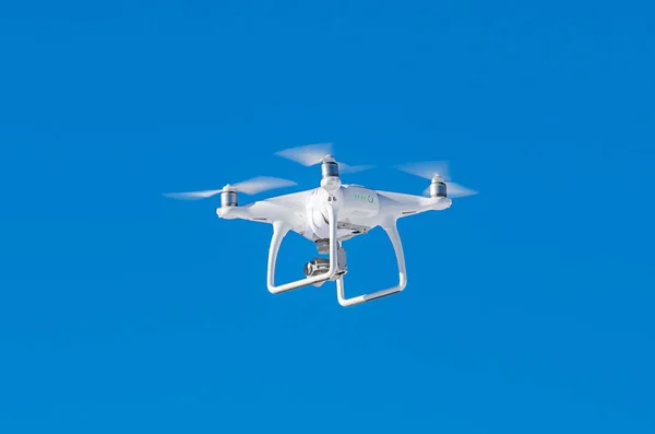 Квадрокоптер с установленной цифровой камерой для видео- и фотопродукции Стоковое Фото