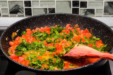 bir tavada pişirilmiş domates