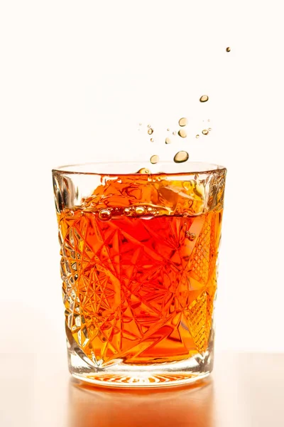 Scotch Whiskeyelegant Glass Whiskey Ice Cubes White Background Glass Splashing — ストック写真