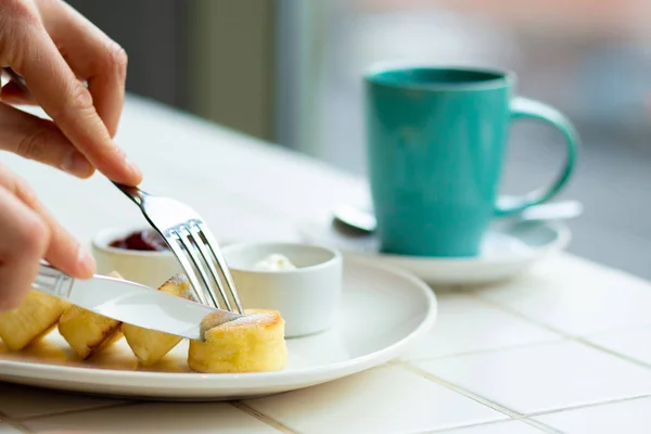 Quark Pfannkuchen Mit Himbeermarmelade Auf Weißem Teller Nahsicht Gesunde Leckere — Stockfoto