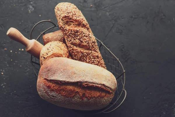 Хлеб Корзине Черном Фоне Разнообразный Хлеб Металлической Корзине Место Рецепта — стоковое фото