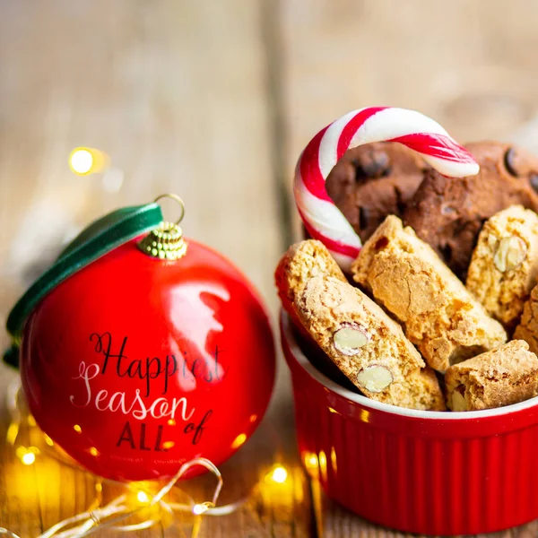 Χριστουγεννιάτικα Μπισκότα Φούρνο Ξύλινο Τραπέζι Γλειφιτζούρι Στο Χριστουγεννιάτικο Δέντρο Σοκολάτα — Φωτογραφία Αρχείου