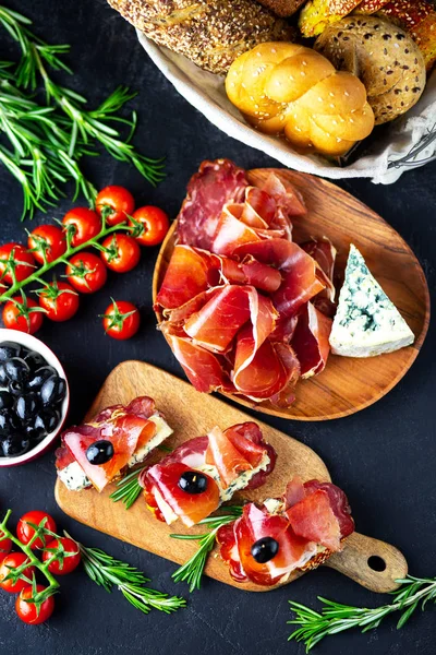Table Appetizers Italian Antipasto Appetizers Bruschetta Authentic Traditional Spanish Tapas — Stock Photo, Image