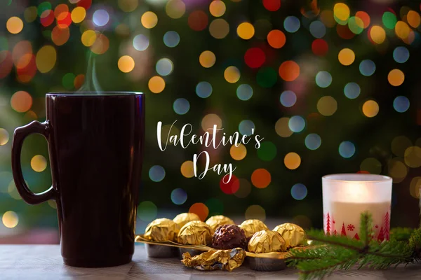 День Святого Валентина Шоколадные Конфеты Кружкой Кофе Фоне Боке Свет — стоковое фото