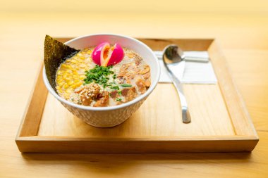 Masada Asya yemekleri, abur cubur konsepti. Asya çorbası. Biftek ve istiridye mantarlı, koyu ahşap arka planda Ramen Asya eriştesi. Asya çorbası