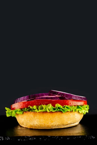黒を基調とした新鮮なベジタリアンバーガー ベジタリアンサンドイッチを作る — ストック写真