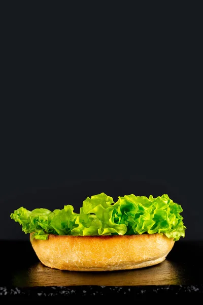 Hamburguesa Vegetariana Fresca Sabrosa Sobre Fondo Negro Cocinar Sándwich Vegetariano — Foto de Stock