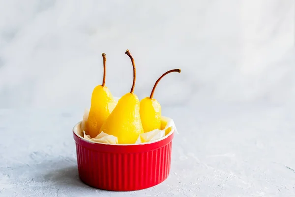 Dulce Pera Postre Vegetariano Pera Caramelizada Horno Vierte Con Jarabe —  Fotos de Stock