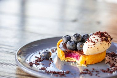Çikolatalı tart, peynir ve böğürtlen. Kahvaltı yaban mersinli tatlıdır. Masada nefis bir tatlı var. Yabanmersinli vejetaryen tatlı. Bir fincan tabağında tatlı. Yaban mersinli çikolatalı tatlı. Lezzetli güzel pasta.