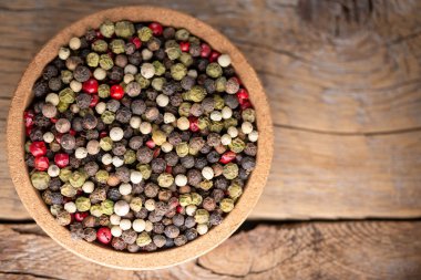 Karışık biber arka planı. Çok renkli biberler, yakın plan. Tam saha derinliği. Karışık karabiber yığını, üst manzara.