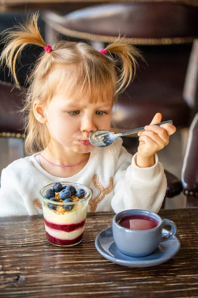 Une Fille Mange Dessert Table Enfant Heureux Mange Des Bonbons — Photo