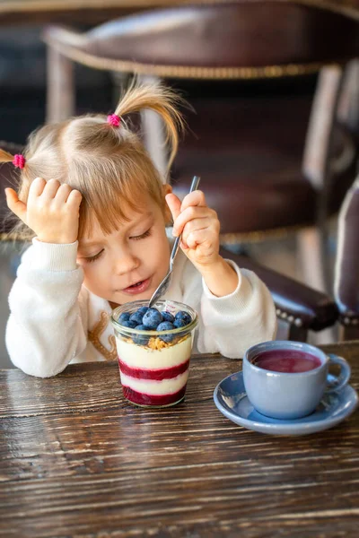 Ragazza Mangia Dolce Tavola Bambino Felice Mangia Dolci Bellissimo Bambino — Foto Stock