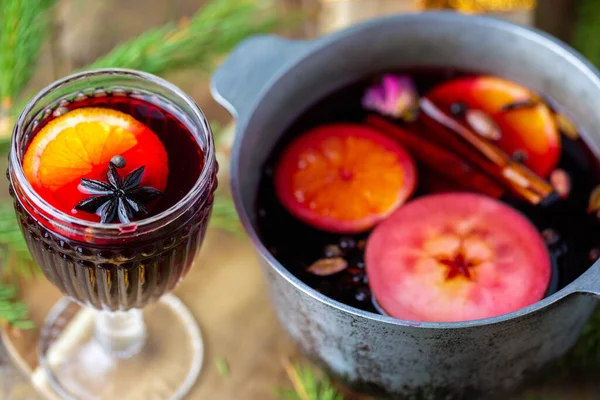 Τηγανισμένο Κρασί Ένα Όμορφο Ποτήρι Δίπλα Στην Κατσαρόλα Ζεστό Ποτό — Φωτογραφία Αρχείου
