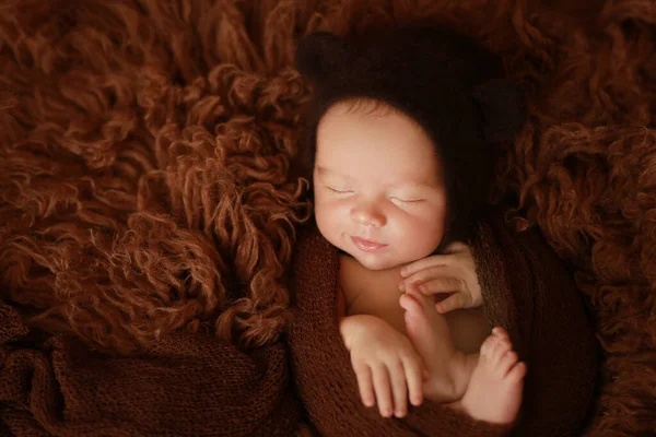 Recién Nacido Durmiendo Sobre Fondo Marrón Hermosa Foto Recién Nacido — Foto de Stock