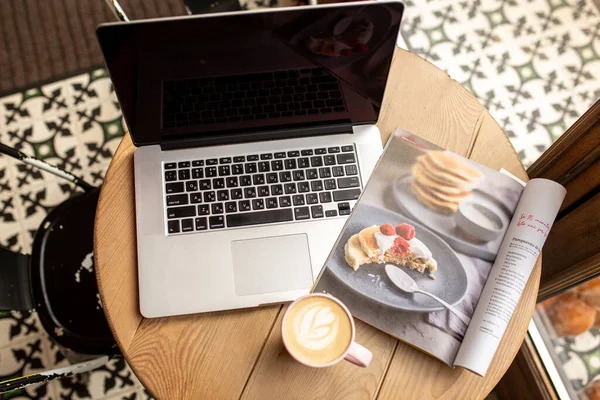 Notebook Šálkem Kávy Práce Domova Práce Kavárny Čas Pro Sebe — Stock fotografie