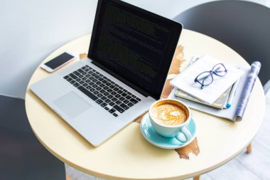 Metni yazdırır. Evde çalış. İnternet işi. Ev bazlı iş. Yurt içi programcı işi. Evde karantinaya alınmış bir fincan kahveyle çalışıyorum.