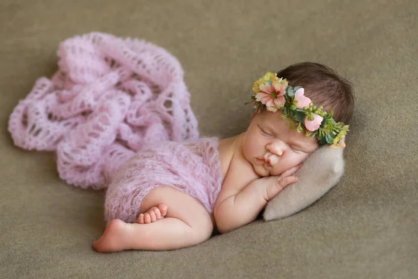 Bebé Recém Nascido Com Uma Coroa Flores Cabeça Primavera Composição — Fotografia de Stock