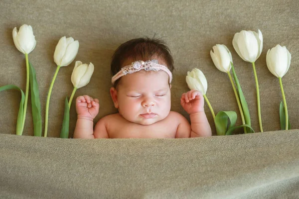 Bebé Recién Nacido Con Una Corona Cabeza Primavera Composición Primavera — Foto de Stock