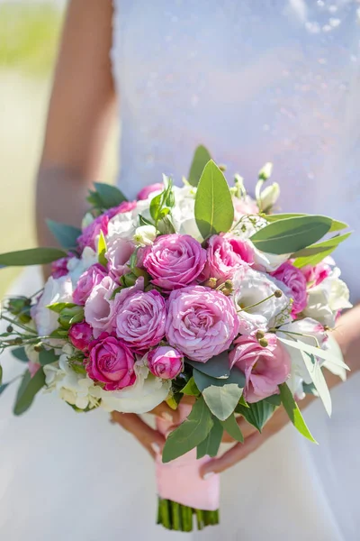Bukiet Ślubny Świeżych Kwiatów Koncepcja Ślubu Bukiet Ślubny Rękach Panny — Zdjęcie stockowe