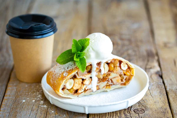 Strudel Manzana Con Café Trozo Strudel Manzana Sobre Una Mesa — Foto de Stock