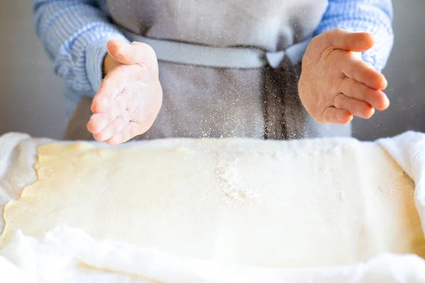 Händerna Mjöl Hembagare Ett Förkläde Rullar Degen Och Strör Den — Stockfoto