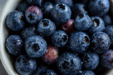 Yaban mersini makrosu, masaya yaklaş. Su damlacıklı yabanmersini. Yakın mesafeden su damlacıklarıyla sulu böğürtlenler. 