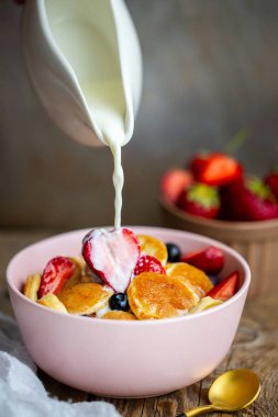 Mini yulaf ezmeli gözleme. Mini krepler, yaban mersinli ve çilekli. Krep lapası, sütle akçaağaç pekmezli mini krepler..