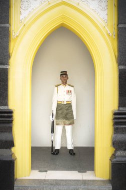 Bir Malezyalı kraliyet muhafızı Kuala Lumpur 'daki Kraliyet Sarayı girişinde nöbet tutuyor.