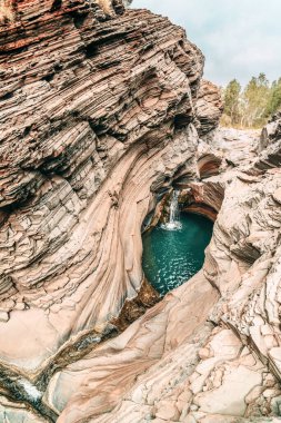 Batı Avustralya 'daki Karijini Ulusal Parkı' nda bozulmamış sularla doğal havuz dinleniyor.