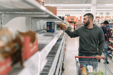 Melbourne, Avustralya; Mart 2020. Spaguetti, makarna ve diğer makarna türleri Coronavirus yüzünden azalıyor hatta tükeniyor. Süpermarkette boş raflar. Avustralya 'da panik satın almak