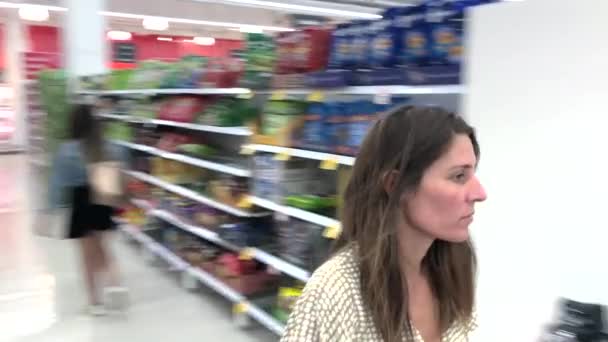 Melbourne Australia March 2020 Woman Browse Basic Supplies Supermarket Coronavirus — Stock Video