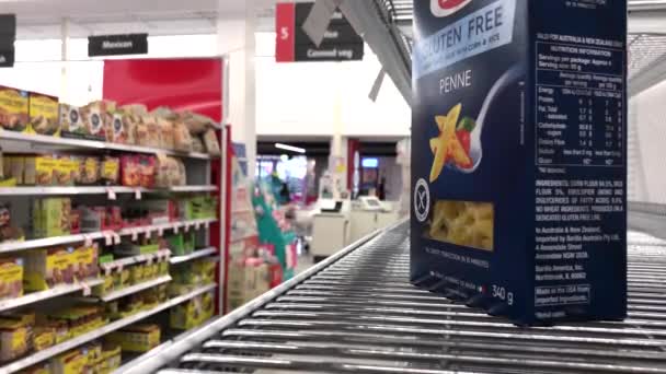 Melbourne Australië Maart 2020 Een Jonge Vrouw Worstelt Boodschappen Doen — Stockvideo