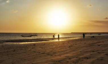 Altın saat günbatımı Jimbaran beach Bali Endonezya