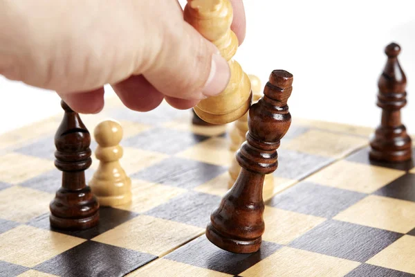Šachy soupeřova krále přes dřevěné kusy — Stock fotografie