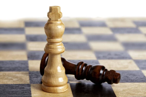 Närbild av schackmatt trä bitar på schackbrädet — Stockfoto