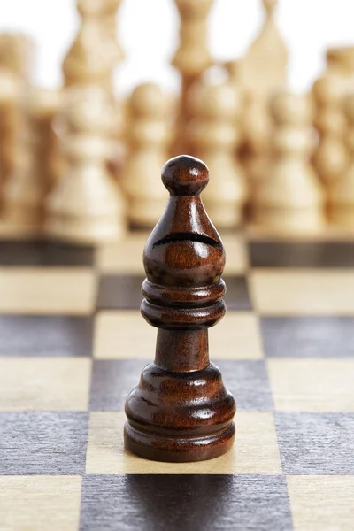 Peça de xadrez marrom bispo de madeira preta no tabuleiro de xadrez — Fotografia de Stock