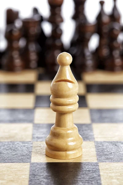 Peça de xadrez bispo de madeira branco no tabuleiro de xadrez — Fotografia de Stock