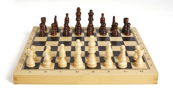 Дерев'яні шахові фігури на дошці лобового вигляду — стокове фото