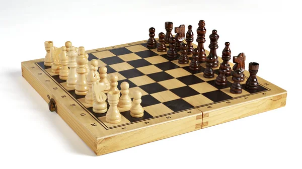 Дерев'яні шахові фігури на дошці вид збоку від білої команди — стокове фото